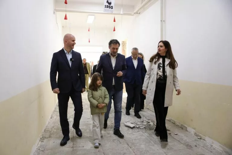 Fillojnë punimet për adaptimin e shkollës së vjetër në çerdhe në Carralevë të Shtimes