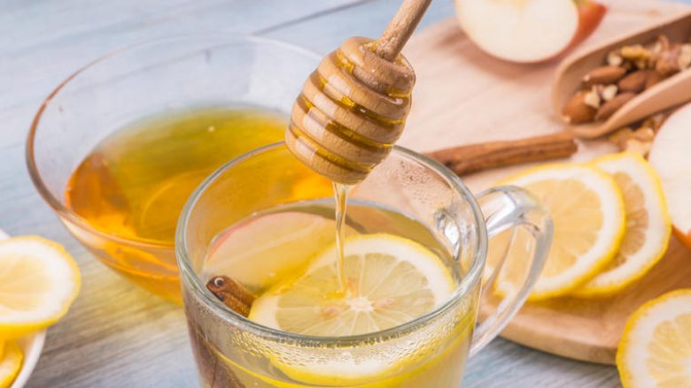 Fillojeni ditën me një gotë ujë dhe mjaltë – Ekonomia Online