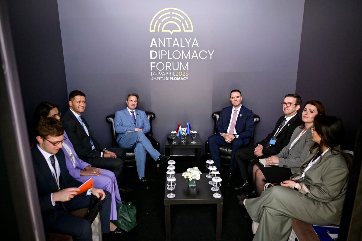 Forumi i Diplomacisë: Konjufca zhvillon takime të rëndësishme, në fokus forcimi i bashkëpunimeve