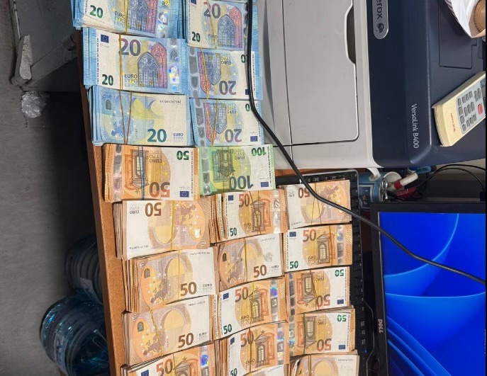 Dogana e Kosovës konfiskon mbi 122 mijë euro në veturën që e drejtonte shtetasi rumun