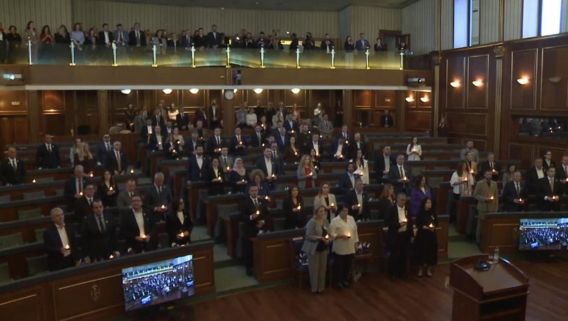 Deputetët ndezin qirinj për të mbijetuarit e dhu*nës se*ksuale të lu*ftës