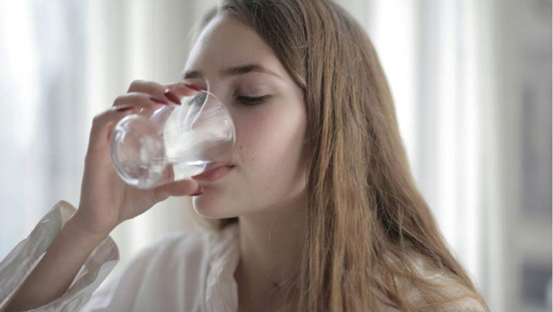 Përfitimet shëndetësore të pirjes së ujit para gjumit – Ekonomia Online