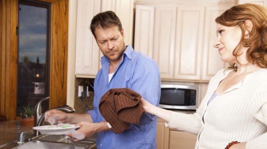 Pse punët e shtëpisë shpesh bëhen shkak grindjeje në çift – Ekonomia Online