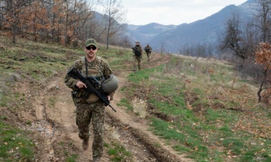Ushtarët letonë të KFOR-it patrullojnë përgjatë kufirit Kosovë – Serbi