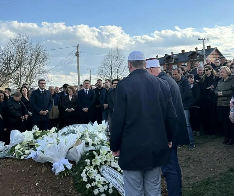 Kurti bashkë me deputetë e ministra të VV-së të pranishëm në varrimin e babait të presidentes