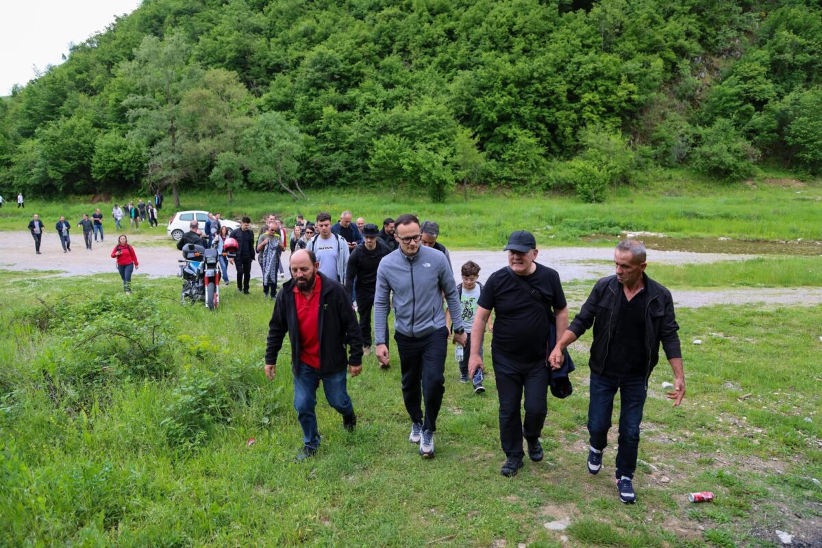 Sveçla dhe Hyseni ecin drejt Kalasë së Pogragjës bashkë me kandidatët e VV-së për deputetë