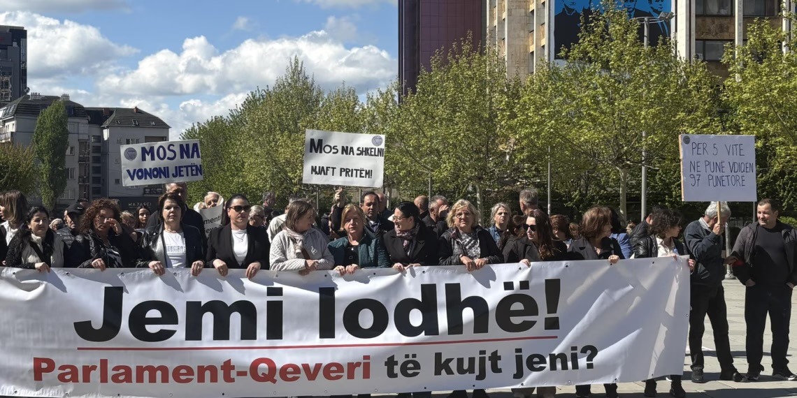 ‘Jemi lodhë’ – punëtorët e sektorit privat protestojnë për të drejtat e tyre në 1 Maj
