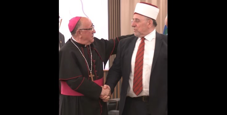 Përqafimi i Myftiut e Ipeshkvit, humori i Kurtit, mesazhi i Osmanit për haxhin – Pritja në BIK