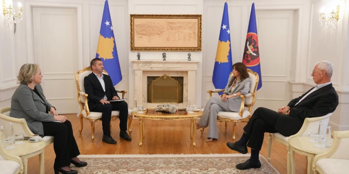 Haxhiu pret në një takim kryesuesin dhe sekretaren e përgjithshme të Këshillit Konsultativ për Komunitete