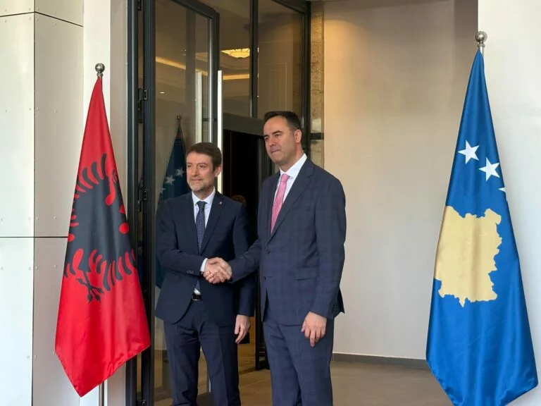 Konjufca takon homologun e tij, Hoxhen