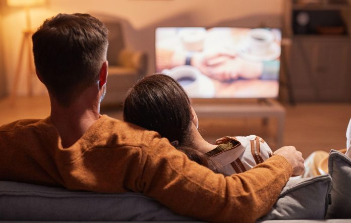 Të rinjtë preferojnë të shikojnë TV-në me titra – Ekonomia Online