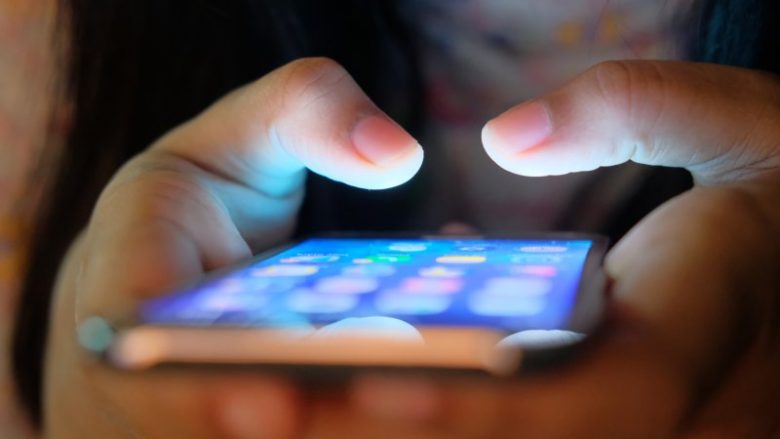 Mungesa e gjumit dhe bulizmi në internet janë më të dëmshme për fëmijët sesa përdorimi i rrjeteve sociale – Ekonomia Online