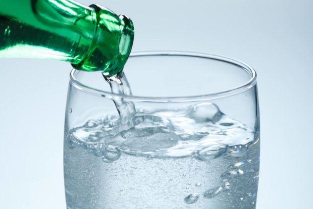 A është uji i gazuar hidratues si ai natyral? – Ekonomia Online