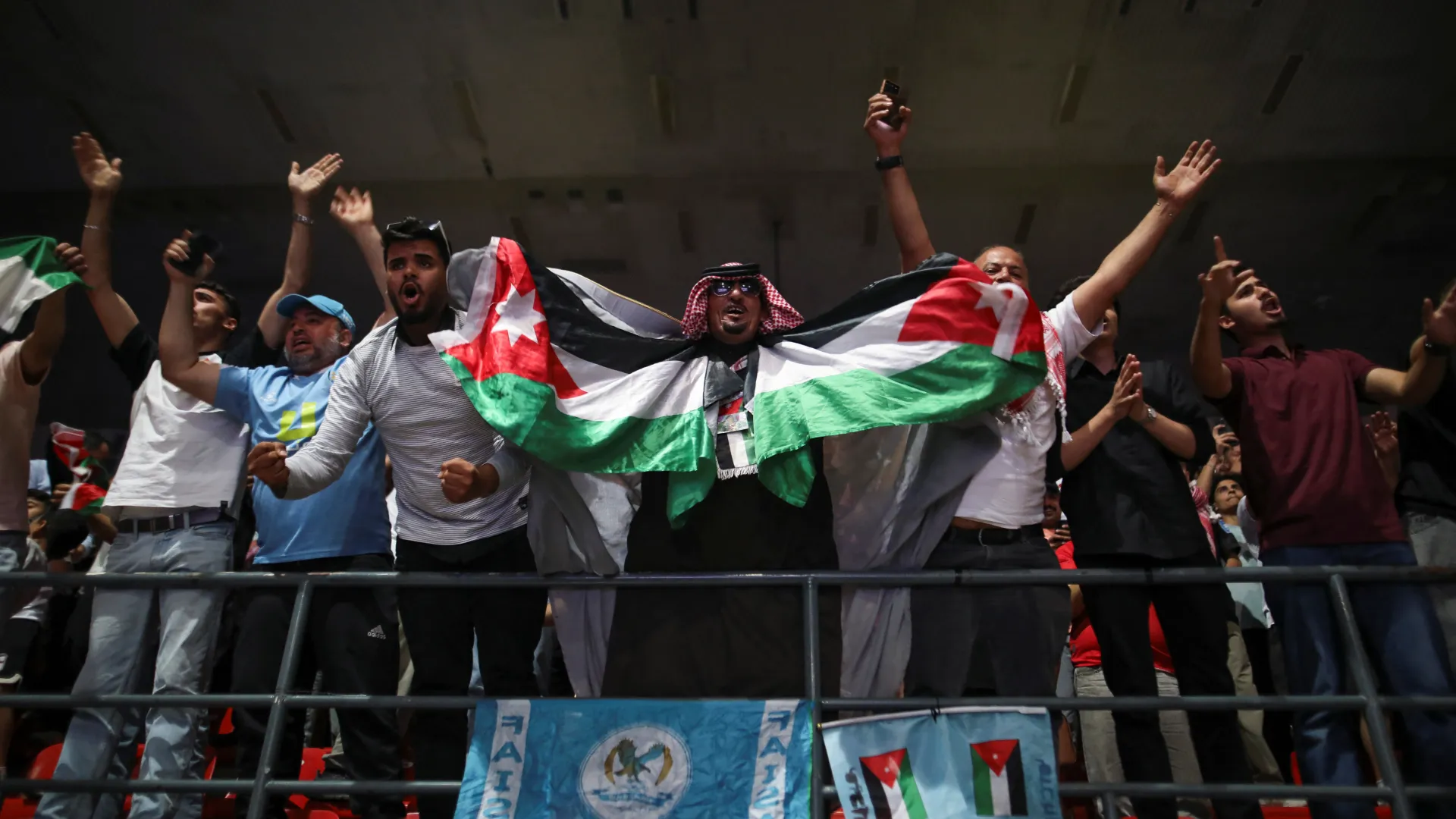 Një i vdekur e tetë të lënduar në rrëmujën në Jordani gjatë përcjelljes së ndeshjes së Botërorit – Ekonomia Online