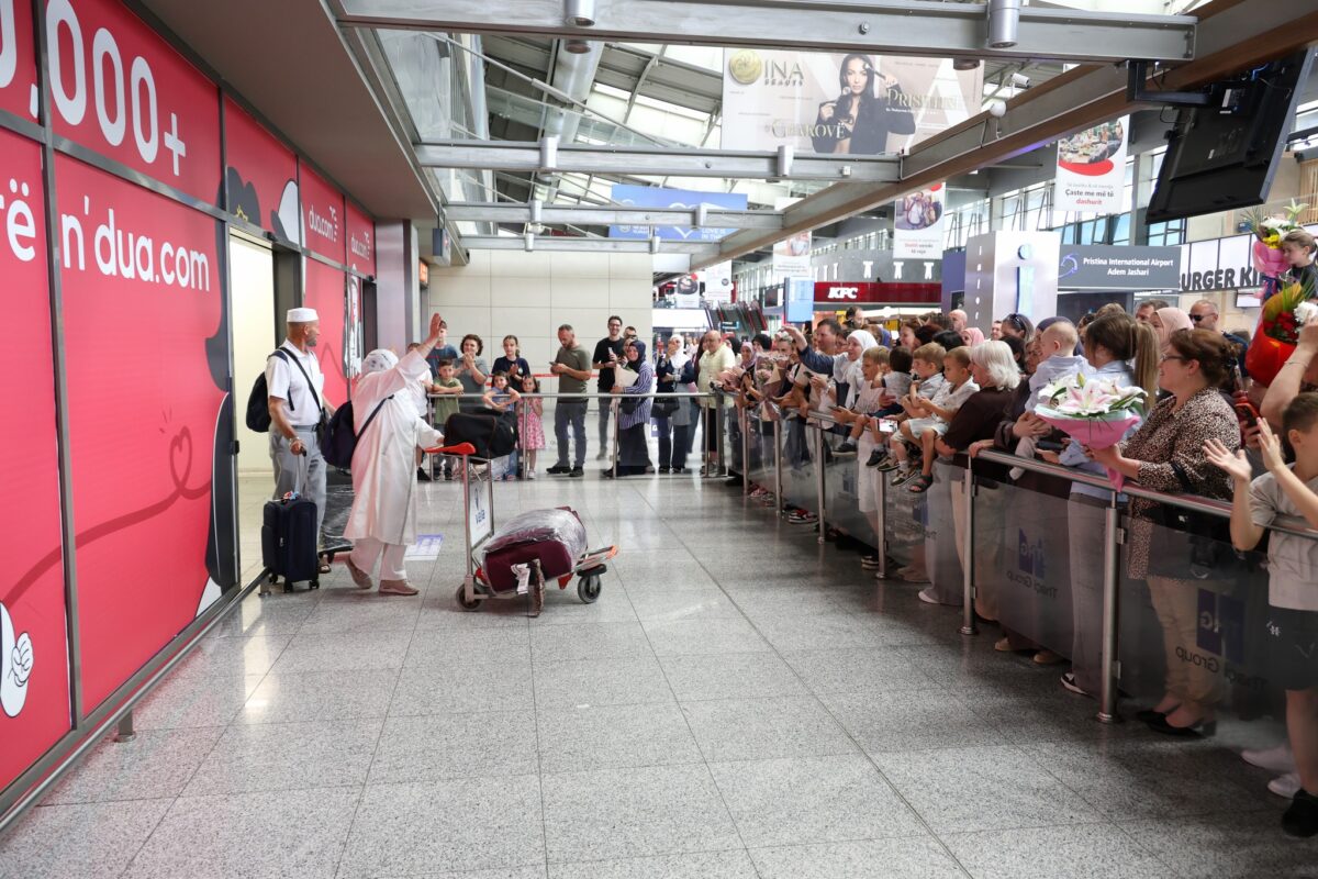 Arrin në Kosovë grupi i dytë i haxhilerëve, priten nga familjarët në Aeroportin “Adem Jashari”