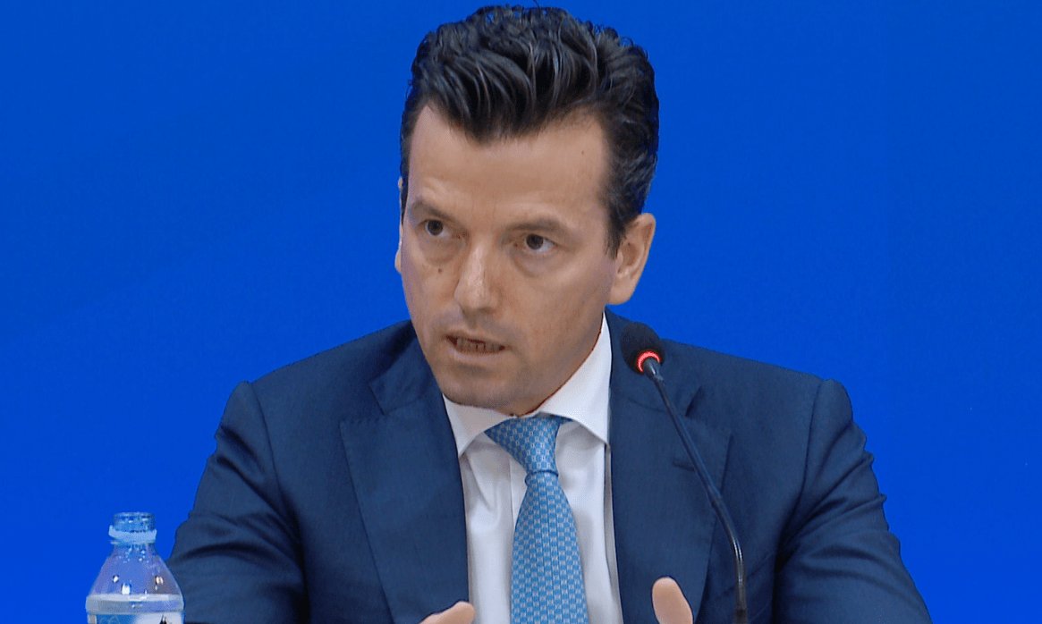 Agron Shehaj ndan pamje nga protesta: As përçarje, as tërheqje