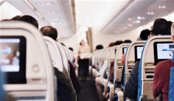 Ulje emergjente në Aeroportin e Prishtinës, dyshohet se një shqiponjë dëmtoi motorin e avionit