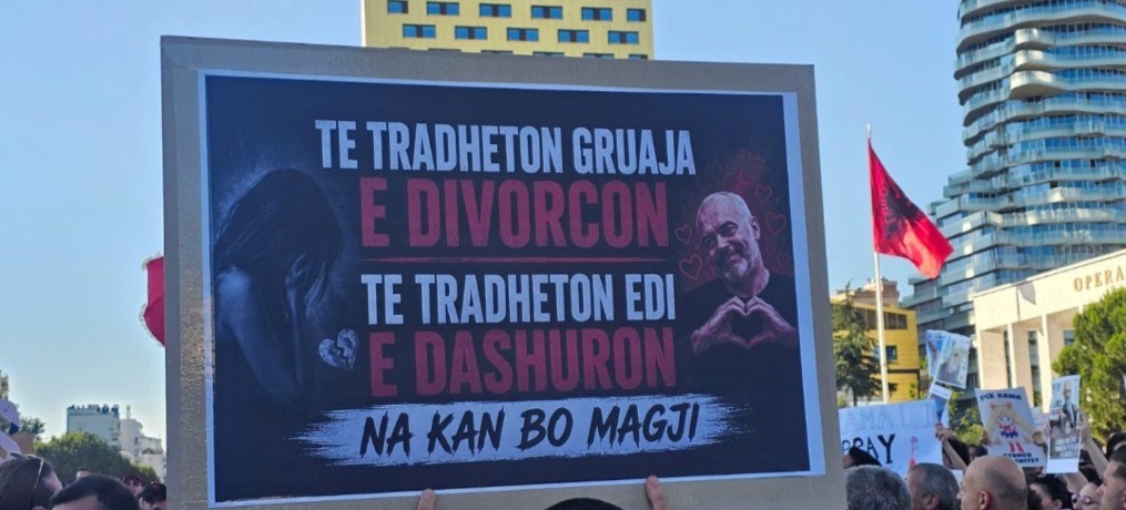 Revolucioni i Flamingove, pankartat e protestuesve në Bulevard ditën e gjashtë