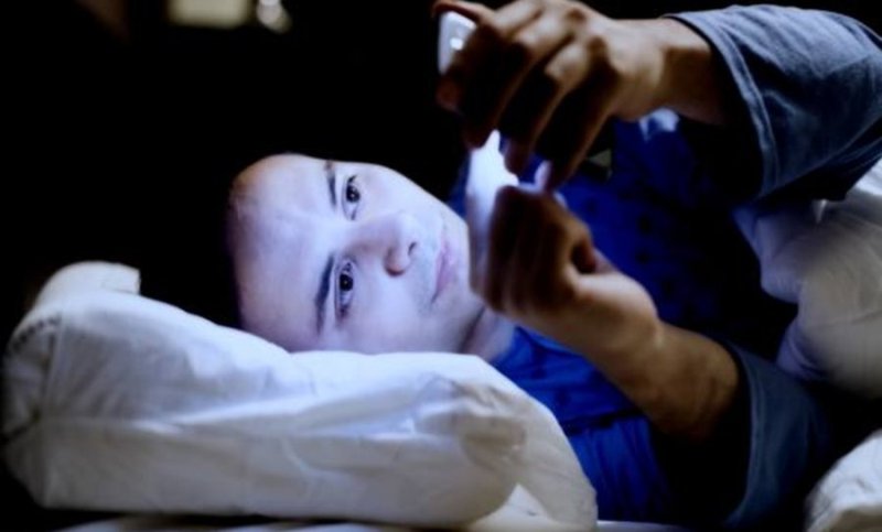 Përdorimi i telefonit pas orës 22 mund të sjell pasoja të rënda psikologjike – Ekonomia Online