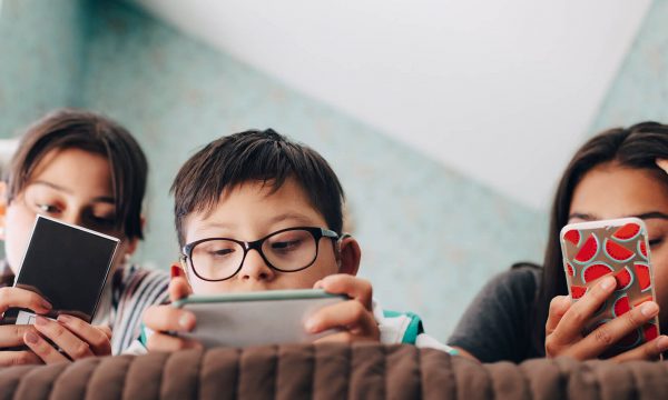 Mënyrat më të mira për të shpëtuar fëmijët tuaj nga varësia ndaj teknologjisë – Ekonomia Online