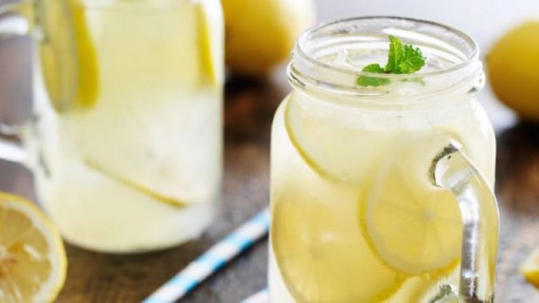Lëngu i limonit me kripë himalaje mund ta ndalojë migrenën brenda pak minutave – Ekonomia Online