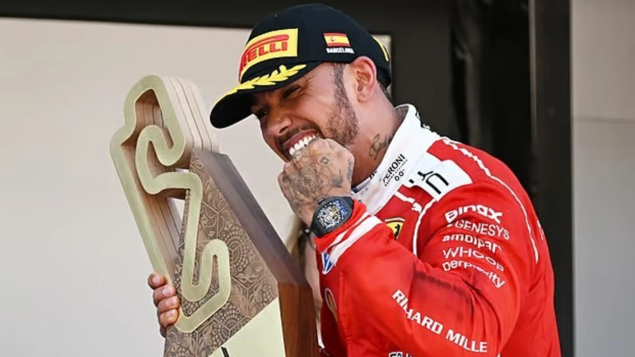 Lewis Hamilton i jep fund pritjes dyvjeçare, e fiton garën e parë me Ferrarin – Ekonomia Online