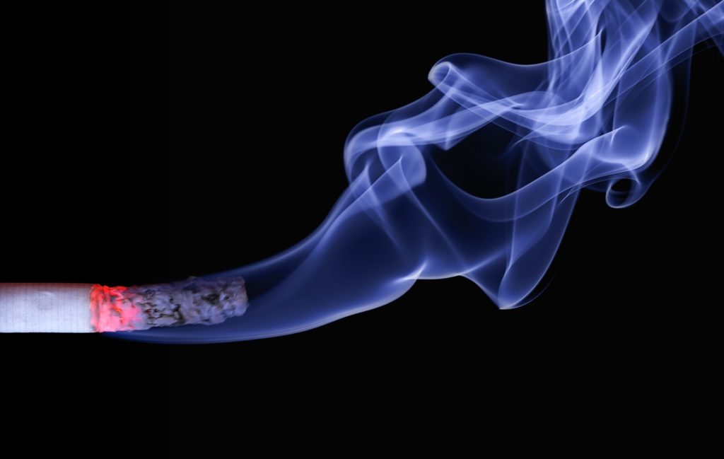 Si të eliminojmë erën e cigareve nga veshjet – Ekonomia Online