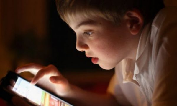 Mjekët shpjegojnë se si drita e telefonit humbet rritjen e trurit tek fëmijët – Ekonomia Online